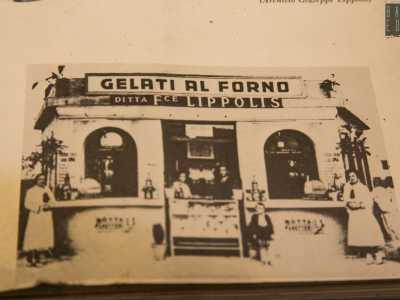 Nella hall dell�albergo Adria (fondato da Lippolis) � infatti possibile ammirare alcune fotografie che ritraggono sia il pasticciere che lo �stand� messo su durante la Fiera...